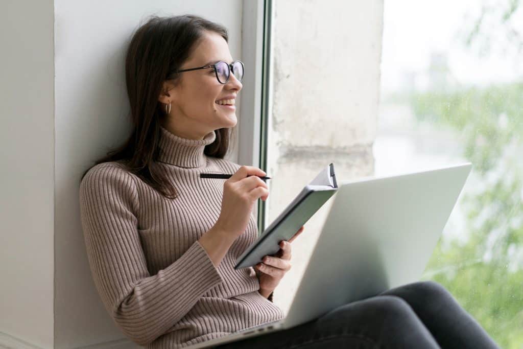 Student learning Spanish grammar online with CactusBCN Languages.